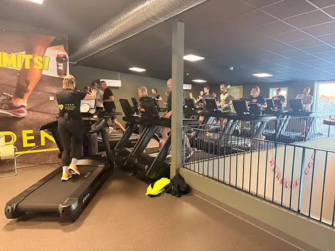 Personer sykler på treningssykler