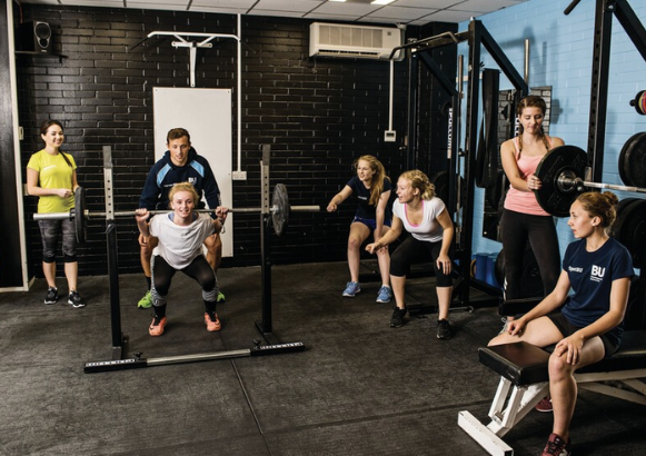 Dame tøyer ut foran laptop