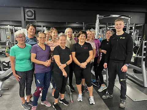 Eldre dame trener med manualer