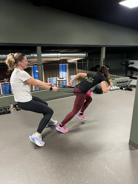 Personlig trener hjelper kunde